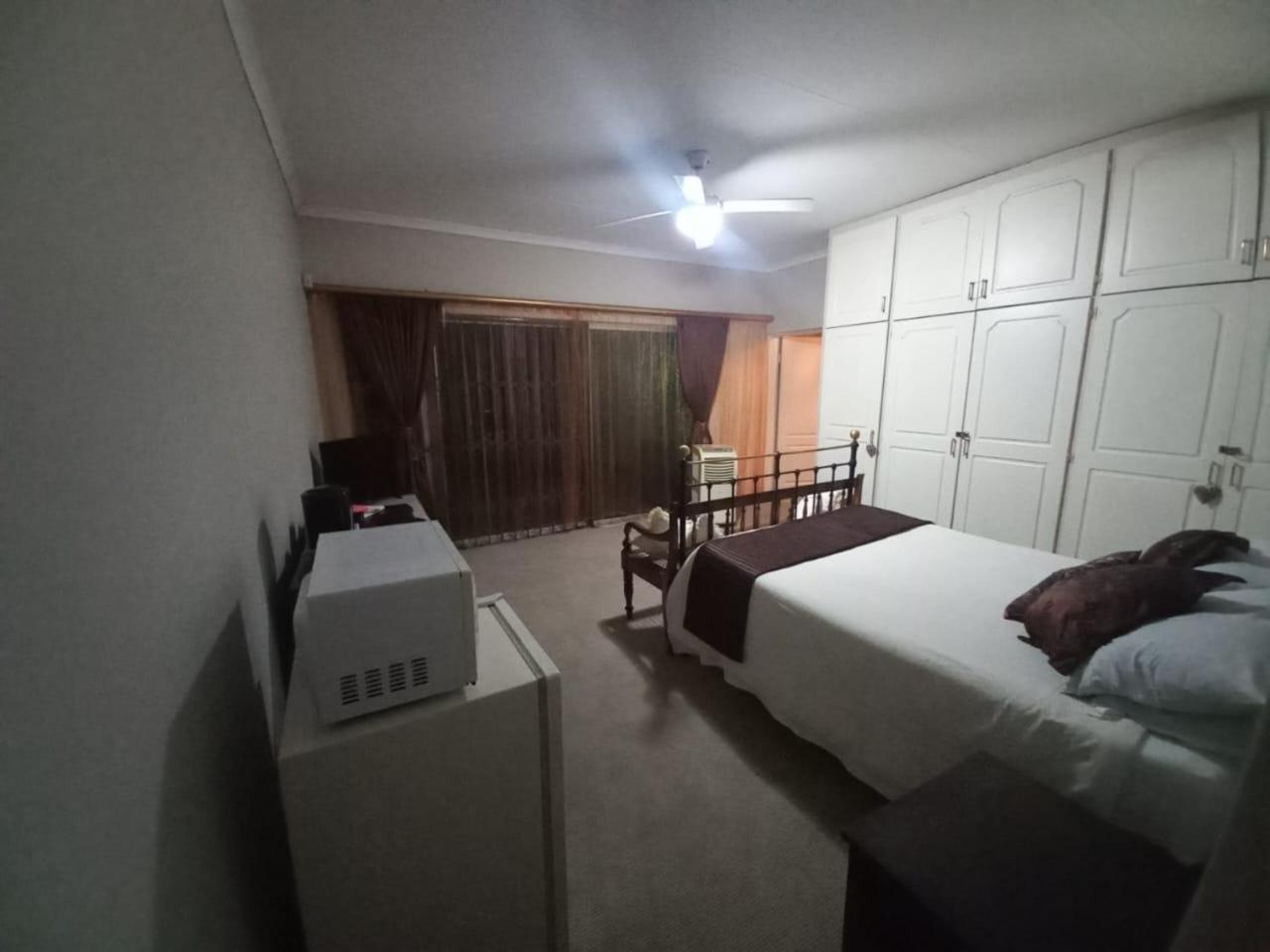 Anri Guesthouse Bloemfontein Esterno foto